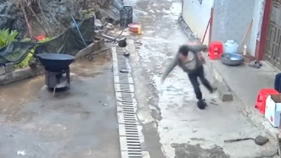 Person falls after stepping on puppy in Guangxi, China