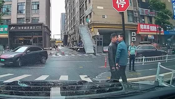 Dash cam captures two pedestrians colliding in Zhejiang, China
