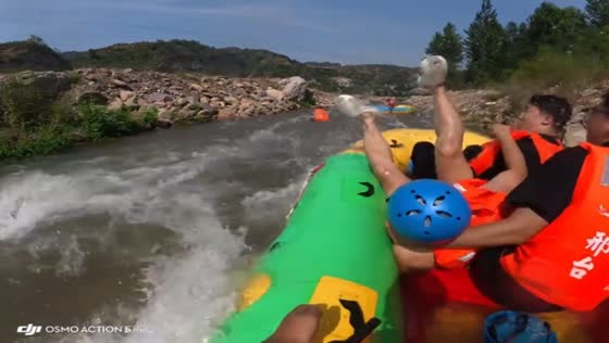 Rafting group accidentally picks up stranded riders in Hebei, China