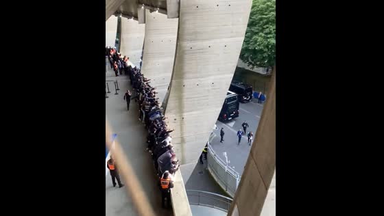 Arsenal welcomed by fans in Paris ahead of Champions League semifinal