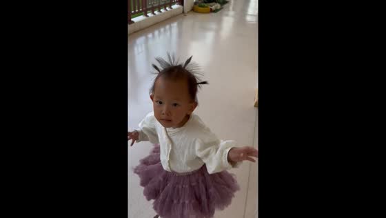 Kid startled by parent in Zhejiang province video