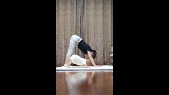 Child imitates grandma's yoga moves in Shanghai, China