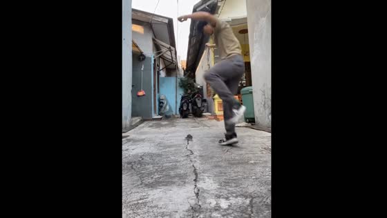 Dancing interrupted by rodent in North Jakarta, Indonesia