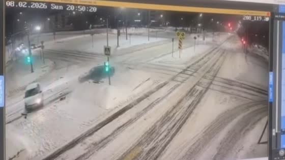 Red-light violation leads to intersection crash in Nizhnekamsk, Russia