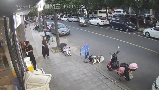 Baby’s stroller tips over on the roadside in Zhejiang, China
