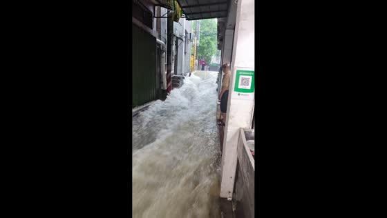 Flood turns narrow urban alley into powerful current in Guangdong, China