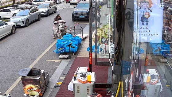 Runaway tricycle causes chain collision near a shop in Jiangsu, China