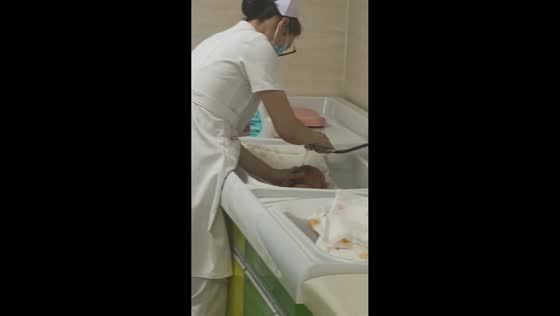 Newborn surprises nurse during bath in Shandong, China