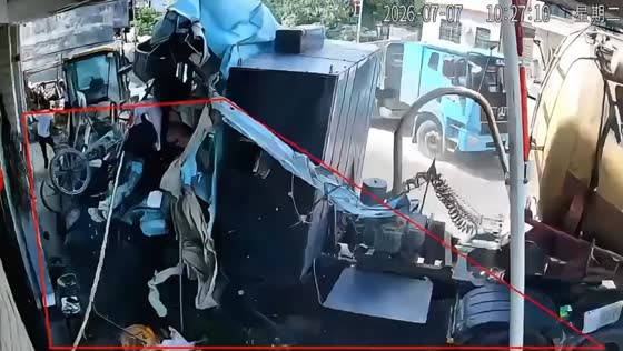 Out-of-control mixer truck crashes into roadside repair area in Hunan, China