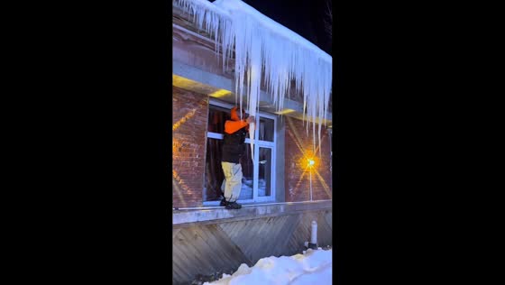 Man falls while attempting to break an icicle in Xinjiang, China