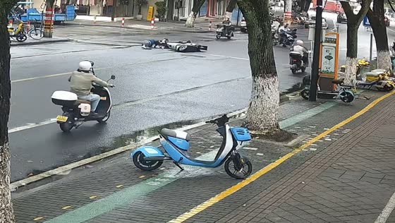 Pedestrian runs across intersection, causing e-scooter crash in Zhejiang, China