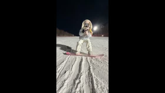 Snowboarding collision causes tumble on night slope in Zhejiang, China