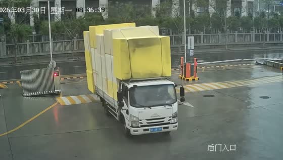 Truck struggles against strong winds and rain in Guangdong, China