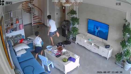 Children run for safety as earthquake shakes home in Sichuan, China