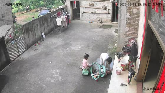Baby falls from walker during children’s playtime in Guangdong, China