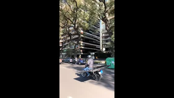 Motorcyclist balances flat-screen TV on his back in Buenos Aires, Argentina