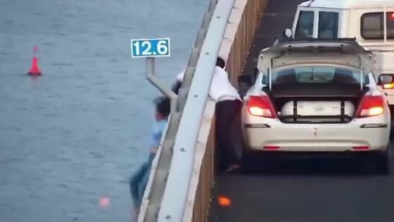 Cab driver and police save 56-year-old woman from falling off bridge in Nhava Sheva, India