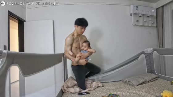 Father loses balance while carrying baby in Hebei, China