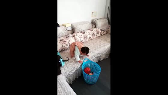 Toddler falls into basket while shooting ball in Shandong, China