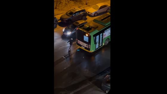 Person helps skidding bus in freezing Tbilisi