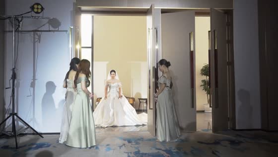 Bridesmaids open the wrong door in amusing wedding mix-up in Sichuan, China