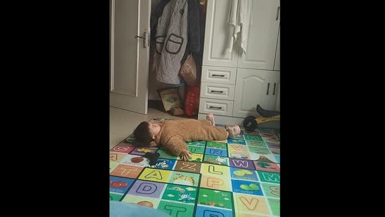 Baby imitates movie scene with toy gun in Yunnan