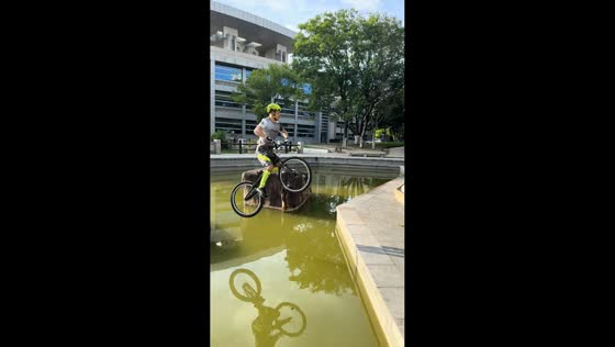 Impressive bicycle performance balancing on rocks in Shanghai, China