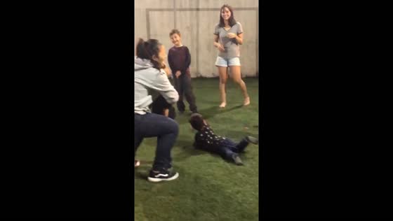 Family volleyball fun takes a turn: sibling hit prompts quick comfort in Paranaguá, Brazil