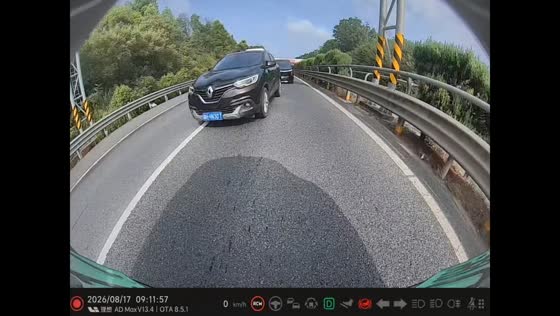 Red car causes close call during heavy traffic in Hunan, China