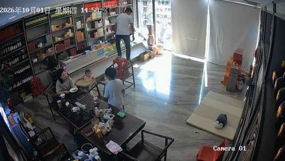 Man falls after stacked chairs tip over in Guangdong, China