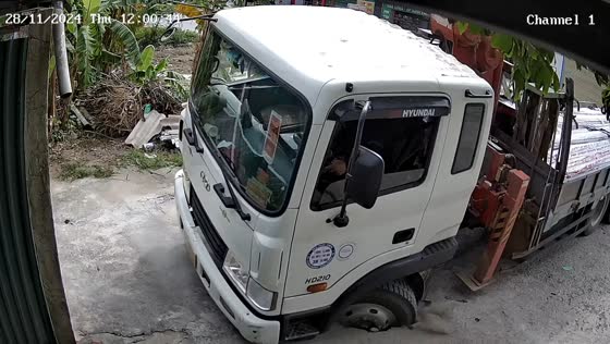  Truck falls into small sinkhole while reversing in Hải Dương, Vietnam