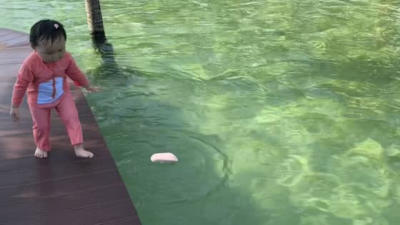 Toddler throws slipper away after sniffing it in Guangxi, China