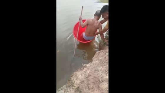 Hilarious bucket fun on the lake in Guangxi, China