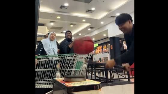 Hammer mishap during game draws laughter in Batu, Malaysia