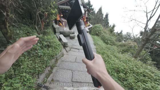 Phone flies off selfie stick during hiking mishap at Nanyue Hengshan, Hunan, China