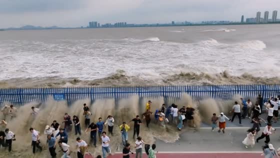 Qiantang River tidal bore overwhelms barrier in Zhejiang, China