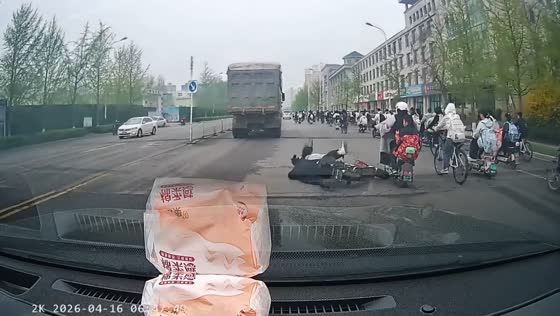 Driver narrowly avoids fallen e-bike riders in dashcam near-miss in Hebei, China