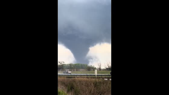Lincoln, Nebraska: close encounter with tornado caught on video