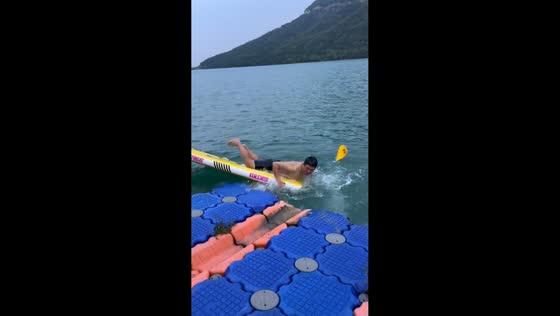 Beginner loses balance during first stand-up paddleboarding attempt in Henan, China