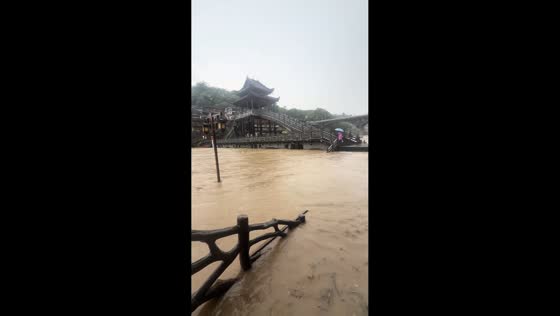 Severe flooding enters stores amid heavy rain in Hunan, China