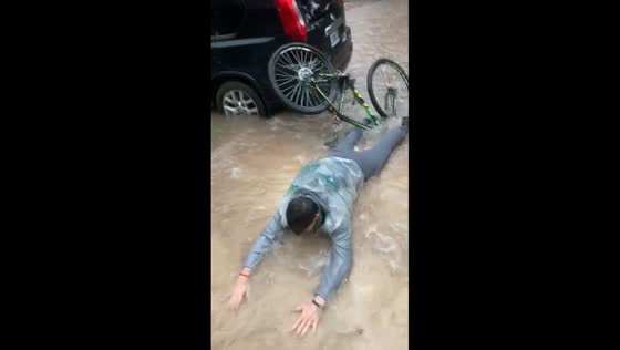Bicycle rider takes a splash in Resistencia, Argentina!