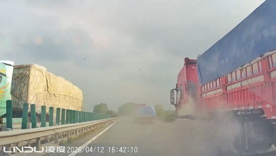 Truck tire explosion causes highway collision in Hunan, China