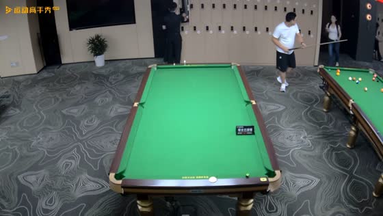 Woman hit on the head by falling cue stick case in Zhejiang, China