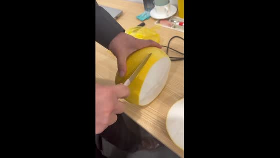 Hollow grapefruit surprises man in Zhejiang, China