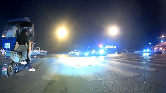 Car collides while turning at busy intersection in Sichuan, China