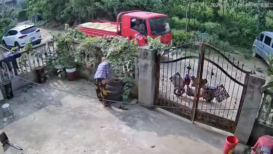 Truck crashes into gate and drives away after collision in Jiangsu, China