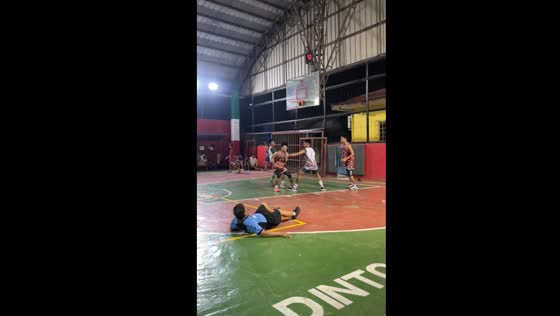 Referee's unexpected slip steals spotlight in intense basketball game
