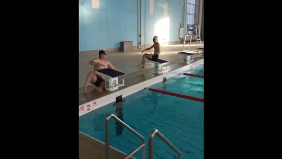 Friend slips and injures leg while attempting dive into pool in Heilongjiang, China