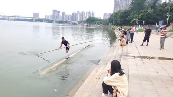Man demonstrates impressive bamboo rafting skills in Guangxi, China