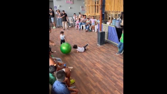 Child falls after being hit by balloon in Piura, Peru